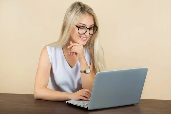 Hermosa Mujer Joven Gafas Sobre Fondo Beige Con Ordenador Portátil — Foto de Stock