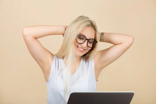 Hermosa Mujer Joven Gafas Sobre Fondo Beige Con Ordenador Portátil — Foto de Stock