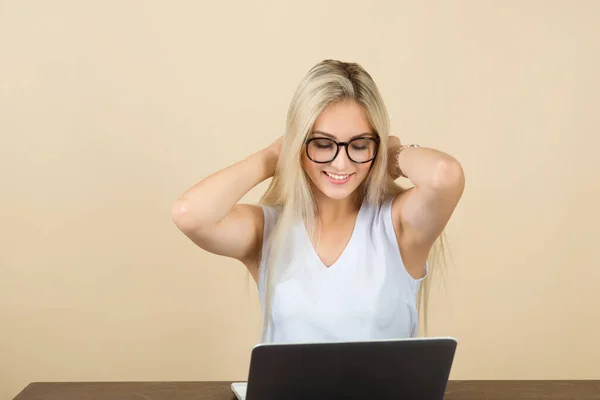 Hermosa Mujer Joven Gafas Sobre Fondo Beige Con Ordenador Portátil — Foto de Stock