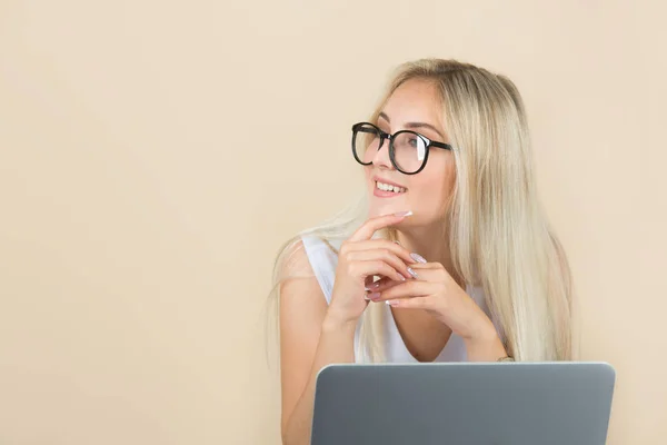 Hermosa Mujer Joven Gafas Sobre Fondo Beige Con Ordenador Portátil — Foto de Stock