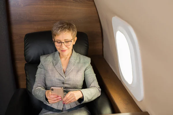 Mujer Adulta Con Corte Pelo Corto Traje Sienta Silla Avión — Foto de Stock