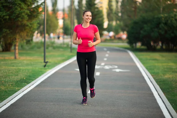 Hermosa Joven Corre Parque Verano Una Cinta Correr — Foto de Stock