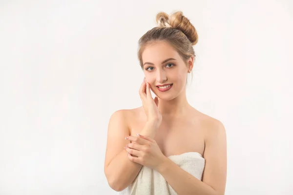 タオルの中に白い背景を持つ美しい若い女性 — ストック写真