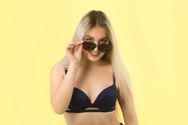 Schöne Junge Frau Badeanzug Auf Gelbem Hintergrund — Stockfoto