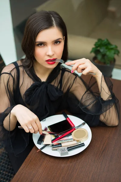 Hermosa Joven Vestido Negro Con Maquillaje Sienta Una Mesa Con —  Fotos de Stock