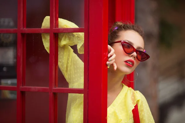 夏のサングラスの美しい若い女性が屋外で — ストック写真