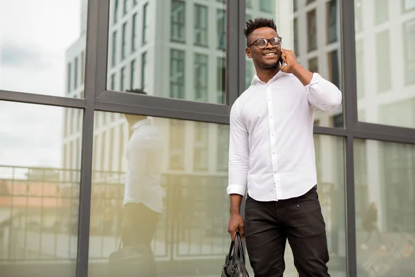 Schöner Junger Afrikanischer Mann Weißem Hemd Mit Einem Handy Der — Stockfoto