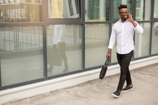 Stilig Ung Afrikan Man Vit Skjorta Med Telefon Händerna Nära — Stockfoto