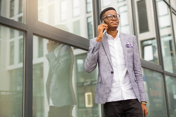 Stilig Ung Afrikan Man Kostym Med Telefon Händerna Nära Glasbyggnad — Stockfoto