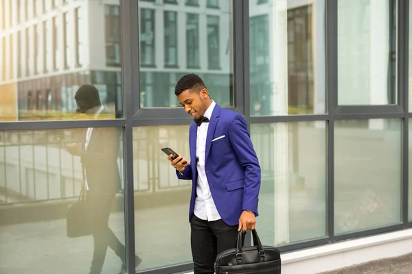 Stilig Ung Afrikan Man Kostym Med Telefon Händerna — Stockfoto