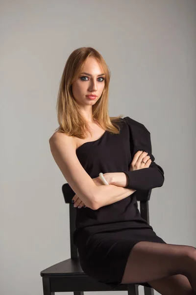 Krásná Mladá Žena Make Černé Šaty Šedém Pozadí — Stock fotografie