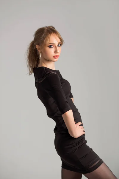 Krásná Mladá Žena Make Černé Šaty Šedém Pozadí — Stock fotografie