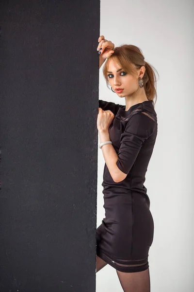 Hermosa Joven Con Maquillaje Vestido Negro Sobre Fondo Gris —  Fotos de Stock