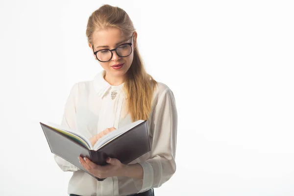 Hermosa Joven Una Camisa Sobre Fondo Blanco Con Una Libreta — Foto de Stock