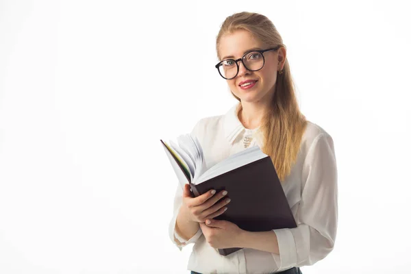 Hermosa Joven Una Camisa Sobre Fondo Blanco Con Una Libreta — Foto de Stock