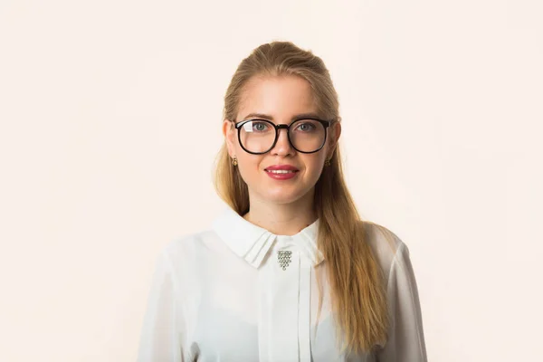 Bela Jovem Mulher Uma Camisa Fundo Branco — Fotografia de Stock