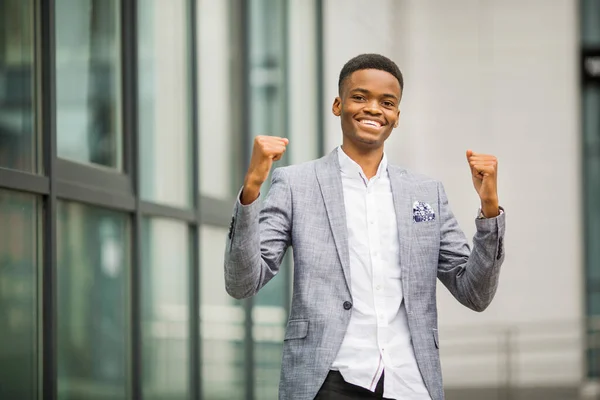 Ung Afrikansk Man Med Händerna Upp — Stockfoto