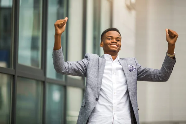 Ung Afrikansk Man Med Händerna Upp — Stockfoto