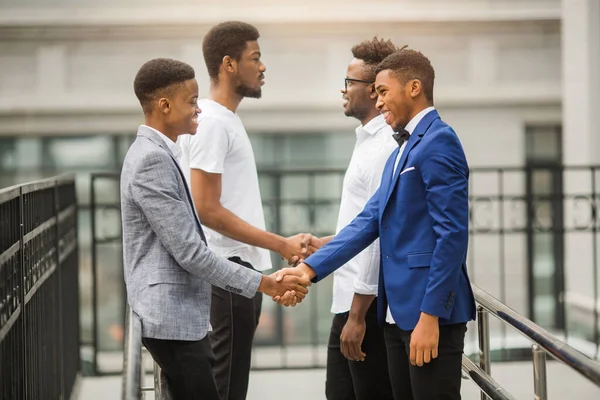 Equipo Jóvenes Africanos Cerca Del Edificio Dan Mano —  Fotos de Stock