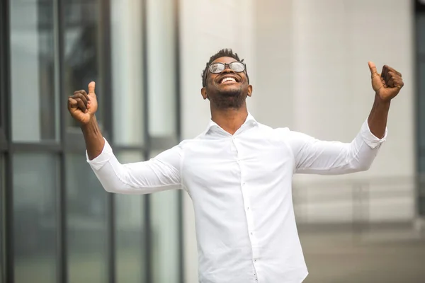 Junger Afrikanischer Mann Mit Erhobenen Händen — Stockfoto