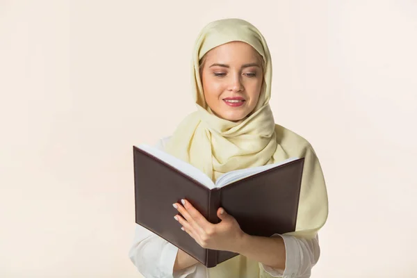 Wanita Muda Yang Cantik Dengan Selendang Muslim Dengan Sebuah Buku — Stok Foto
