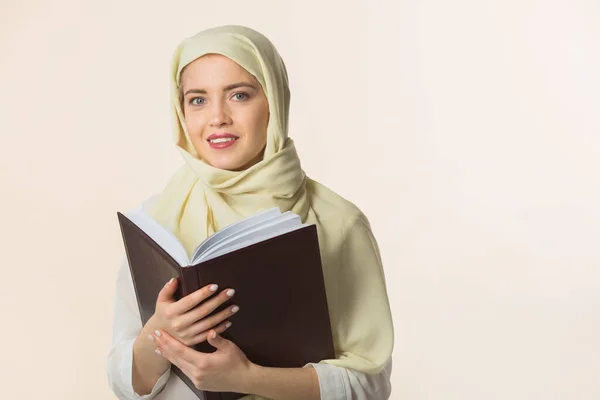 Wanita Muda Yang Cantik Dengan Selendang Muslim Dengan Sebuah Buku — Stok Foto