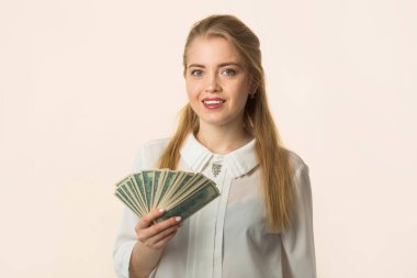 Ellerinde dolarlarla güzel genç bir kadın.