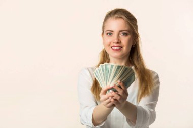 Ellerinde dolarlarla güzel genç bir kadın.