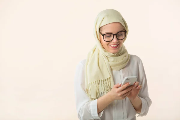 Wanita Muda Yang Cantik Dengan Selendang Muslim Dengan Sebuah Folder — Stok Foto