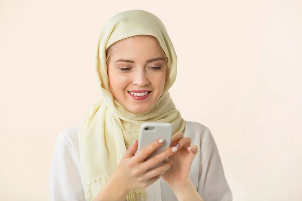 Bela Jovem Mulher Xale Muçulmano Com Uma Pasta Suas Mãos — Fotografia de Stock