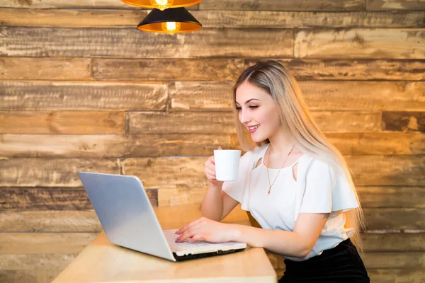 Hermosa Joven Una Mesa Con Ordenador Portátil — Foto de Stock