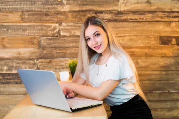 Hermosa Joven Una Mesa Con Ordenador Portátil — Foto de Stock