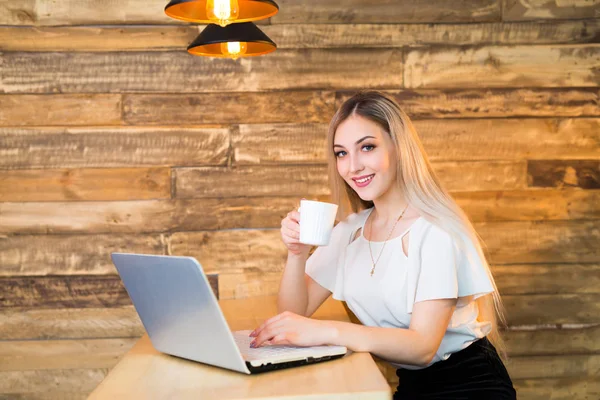 Hermosa Joven Una Mesa Con Ordenador Portátil — Foto de Stock