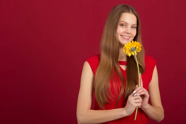 Belle Jeune Femme Avec Une Fleur Dans Les Mains Sur — Photo