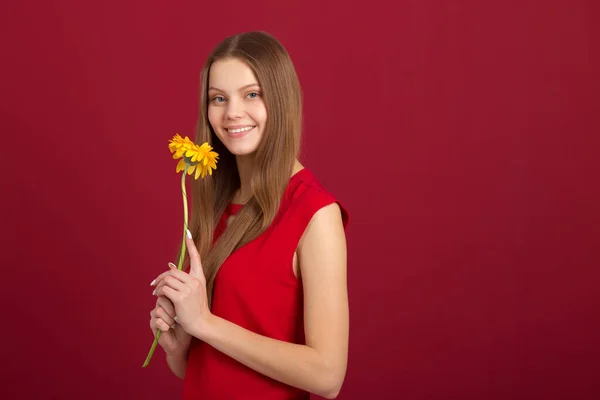 Belle Jeune Femme Avec Une Fleur Dans Les Mains Sur — Photo