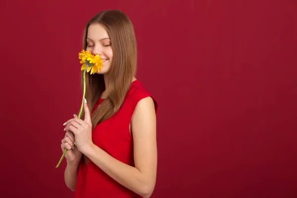 Belle Jeune Femme Avec Une Fleur Dans Les Mains Sur — Photo