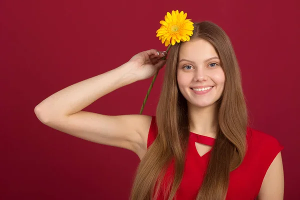 Krásná Mladá Žena Květinou Rukou Červeném Pozadí — Stock fotografie