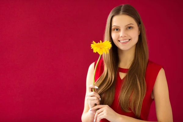 Belle Jeune Femme Avec Une Fleur Dans Les Mains Sur — Photo