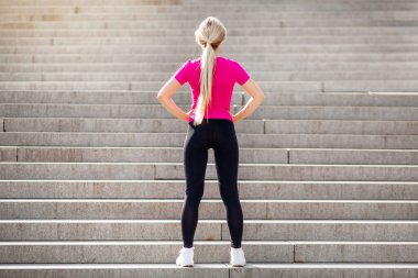 Spor giyim sektöründe genç ve güzel bir kadın spor için sahneye çıkıyor.
