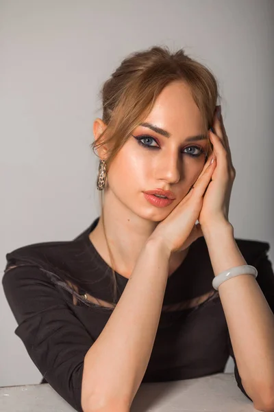 Hermosa Joven Con Maquillaje Ropa Negra Sobre Fondo Gris —  Fotos de Stock