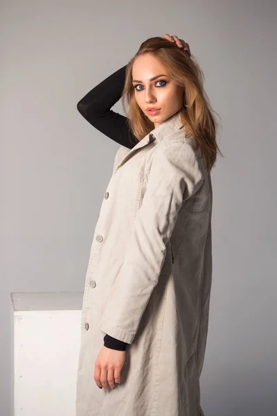 Krásná Mladá Žena Make Lehkém Kabátu Šedém Pozadí — Stock fotografie