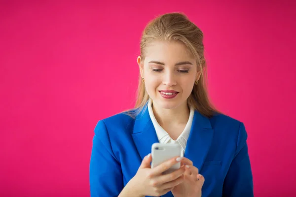 Красива Молода Жінка Синій Куртці Рожевому Фоні Телефоном Руці — стокове фото