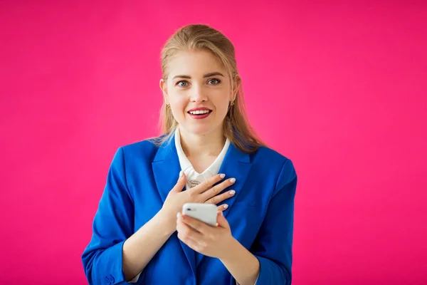 Красива Молода Жінка Синій Куртці Рожевому Фоні Телефоном Руці — стокове фото