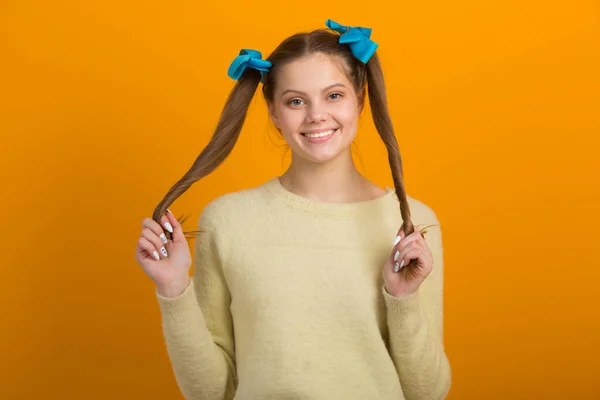 Schöne Junge Frau Mit Langen Haaren Auf Gelbem Hintergrund — Stockfoto