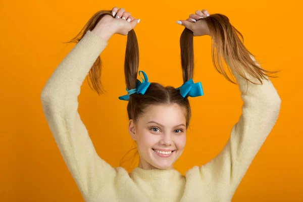 Vacker Ung Kvinna Med Långt Hår Gul Bakgrund — Stockfoto