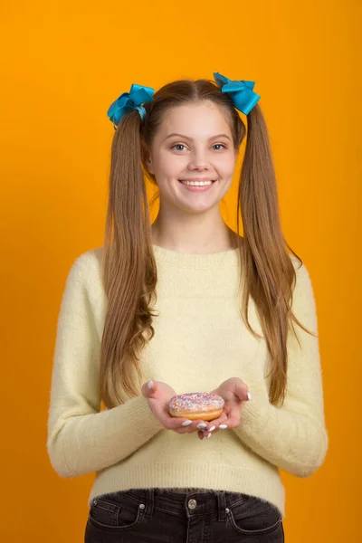 Όμορφη Νεαρή Γυναίκα Μακριά Μαλλιά Κίτρινο Φόντο Ένα Ντόνατ Στο — Φωτογραφία Αρχείου