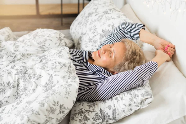 Όμορφη Ηλικιωμένη Γυναίκα Πιτζάμες Στο Κρεβάτι Κάτω Από Σκεπάσματα — Φωτογραφία Αρχείου