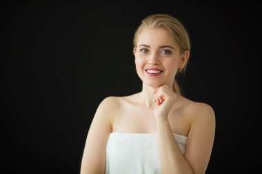  Siyah arka planda güzel bir genç kadının portresi.