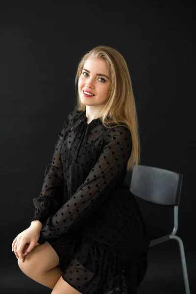 Schöne Junge Frau Einem Schwarzen Kleid Auf Schwarzem Hintergrund — Stockfoto