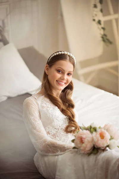 Belle Jeune Femme Dans Une Robe Blanche Avec Bouquet Fleurs — Photo